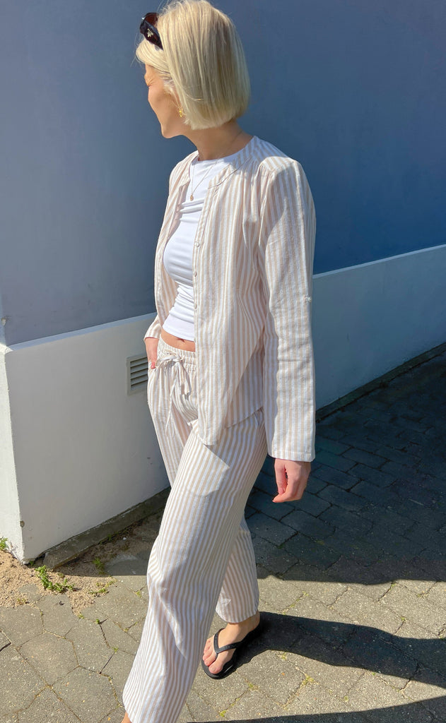 Mulieres Skjorte - Sasha - White/Brown Striped