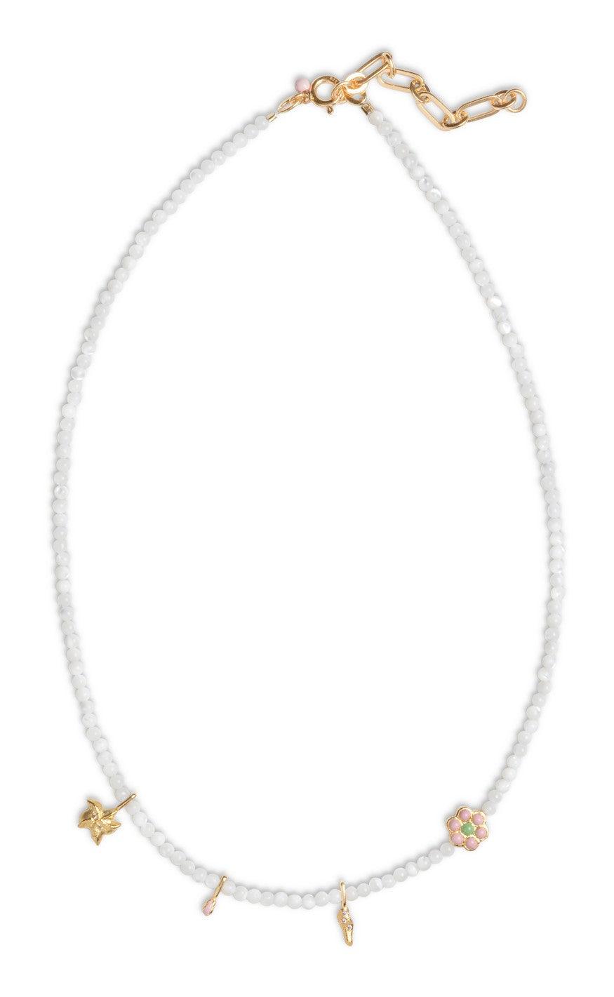 Se Enamel Bahama Pearl Forgyldt Sølv Halskæde med Hvide Perler hos Mulieres.dk